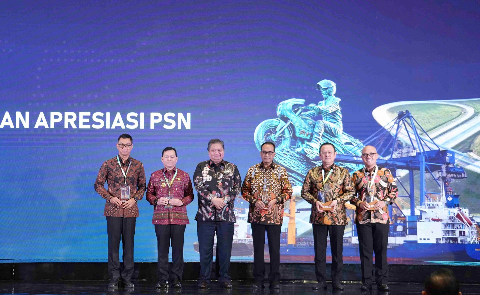 爪哇综合工业与港口园区-格勒西克经济特区荣获印度尼西亚共和国政府颁发的最佳工业经济特区奖。