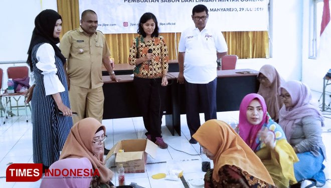 Residents in Gresik Trained to Use Cooking Oil Waste as Washing Soap